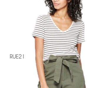 🆕 Rue21 | Gray w/ Black Striped Tee